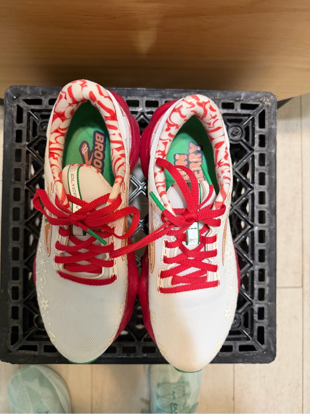 Brooks Womens Run Merry Glycerin 20 Christmas Wh & Red Running Shoes - Picture 2 of 6